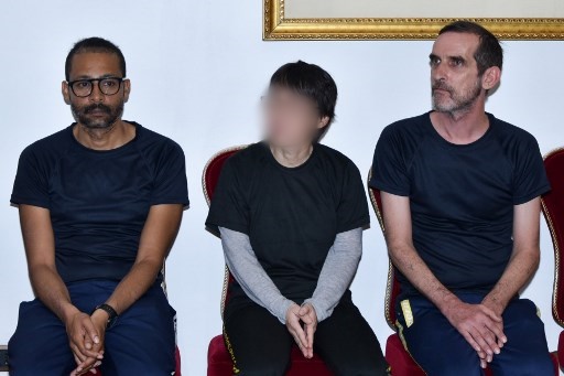 부르키나파소에서 피랍됐다 구출된 한국인 여성 장모씨(가운데). 프랑스인 파트리크 피크(오른쪽), 로랑 라시무일라스(왼쪽)는 베냉 국립공원서 납치됐다./사진=AFP