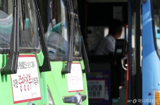 서울시버스노조가 이달 9일 오후 버스 파업 찬반여부를 결정하는 투표를 실시한 가운데 서울시 은평구의 한 공영차고지에 버스들이 주차돼 있다. / 사진=김휘선 기자 hwijpg@