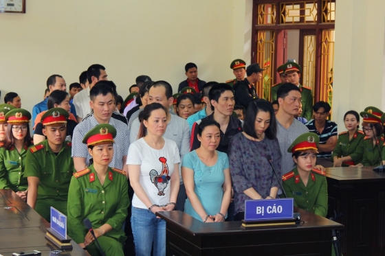 지난해 11월 베트남 하남성에서 열린 마약 사범 재판에서 마약 밀수 혐의 피의자들이 재판 결과를 기다리고 있다. 이들 9명은 모두 사형을 선고받았다. /사진=AFP 