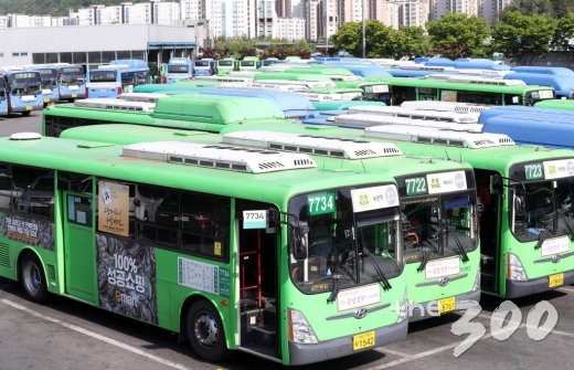 서울시버스노조가 지난 9일 오후 버스 파업 찬반여부를 결정하는 투표를 실시한 가운데 서울시 은평구의 한 공영차고지에 버스들이 주차돼 있다. / 사진=김휘선 기자 hwijpg@