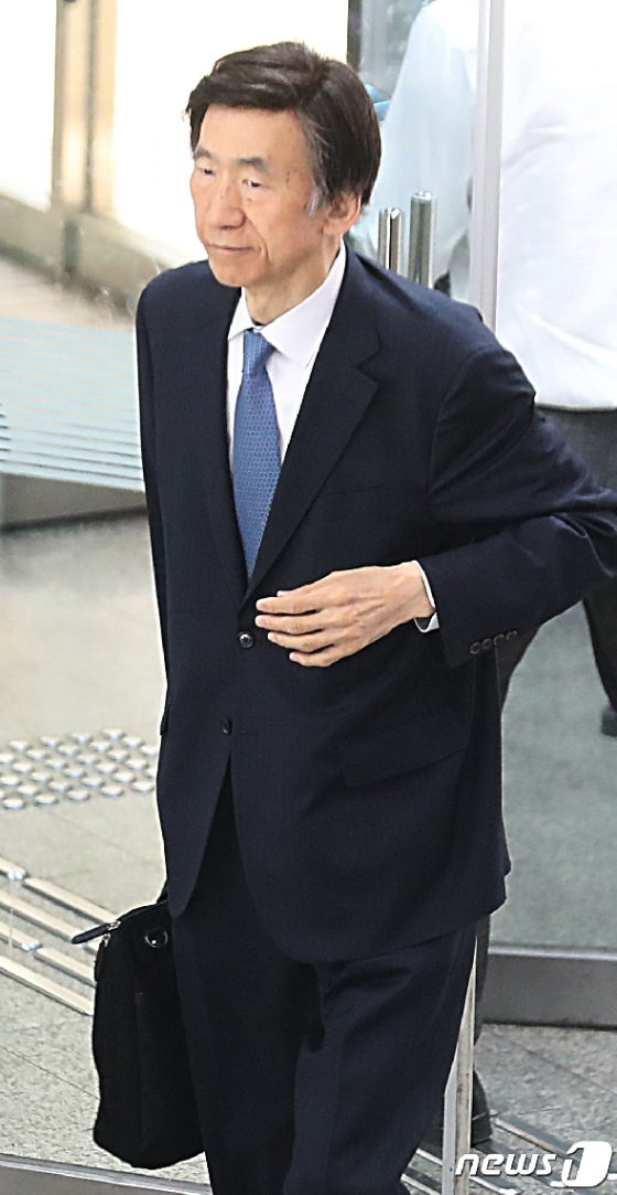 [사진] 윤병세 전 장관, 증인으로 법원 출석