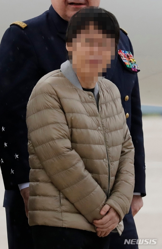 프랑스군이 구출한 40대 한국인 여성 장모씨가 11일(이하 현지시간) 프랑스 파리 인근 빌라쿠블레 군 비행장에 도착해 계류장 통로를 나오고 있다./사진=뉴시스