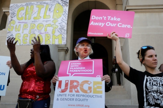 7일(현지시간) '심장박동법'이 통과된 미국 조지아주(州) 애틀란타의 주의회 의사당 앞에서 여성의 임신중절할 권리를 옹호하는 지지자들이 시위를 벌이고 있다. /사진=로이터