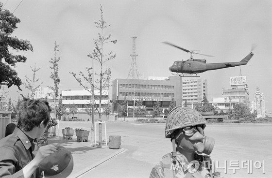 1980년 5·18 민주화운동 당시 광주 동구 금남로와 전일빌딩 주변에 헬기가 떠 있는 것을 기자들이 촬영한 사진.(5·18기념재단 제공) /사진=뉴스1