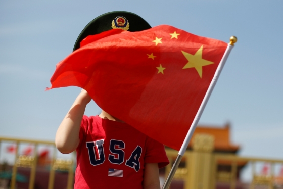 미국을 뜻하는 'USA' 글자와 성조기가 새겨진 옷을 입고 중국 국기인 오성홍기를 든 중국 어린이. /사진=로이터