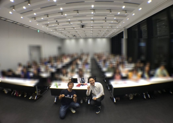 AV 배우 시미켄(왼쪽)은 일본 와세다대, 츄오대 등에서 성교육 강의회를 열고 있다. /사진=트위터