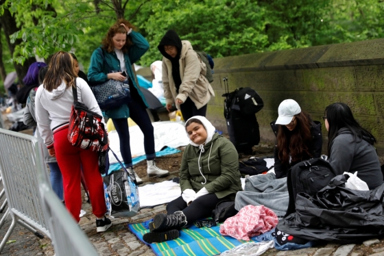 14일(현지시간) 미국 뉴욕 센트럴파크에서 다음날 열릴 방탄소년단의 콘서트를 위해 팬들이 우산·비옷 등으로 비를 피하며 노숙을 하고 있다. /사진=로이터