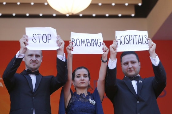 영화 '레미제라블'의 배우들이 칸 영화제 레드카펫에서 "Stop Bombing Hospitals"(병원 폭격을 멈춰라"는 내용의 플래카드를 들고 있다. /사진=로이터
