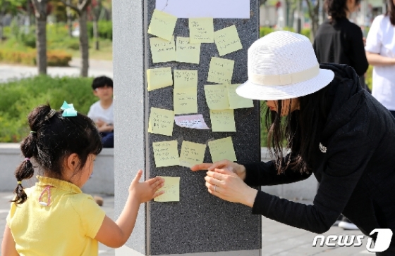 [사진] 인천 송도 교통사고 희생자 추모 글귀 붙이는 시민들