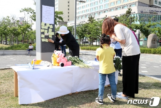 [사진] 교통사고로 희생된 아이들을 위해 기도하는 시민들