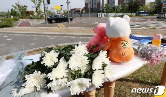 [사진] 추모 국화꽃 놓인 인천 교통사고 사망자 추모 공간