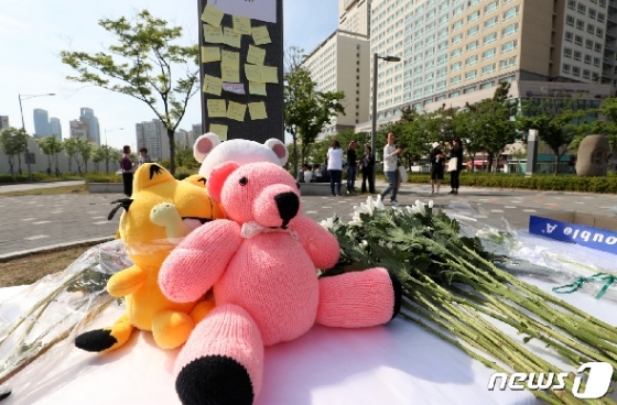[사진] 인천 교통사고 추모공간에 놓인 인형과 국화꽃