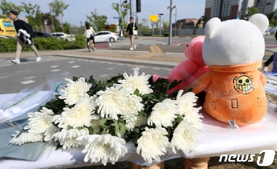[사진] 사고현장 앞에 마련된 인천 교통사고 사망자 추모 공간