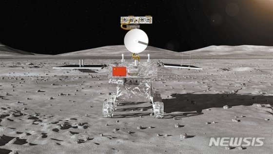 중국 국가국방과학기술공업국(국방과공국)이 공개한 달 탐사선 ‘창어(嫦娥) 4호’ 탐사로봇 로버 이미지. 창어 4호는 지난 1월 인류 최초로 지구에서 보이지 않는 달 반대편에 착륙하는데 성공했다/사진=뉴시스·바이두