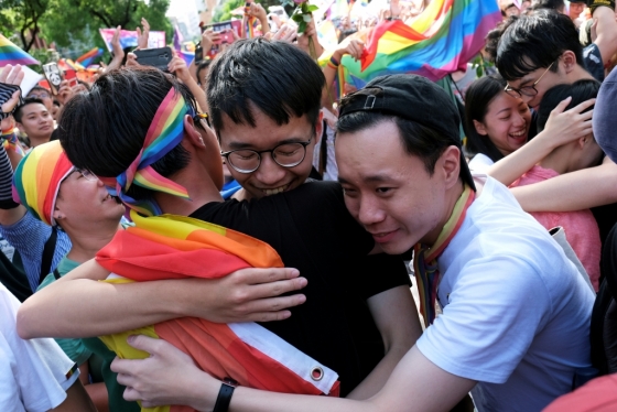 대만 타이페이에 있는 입법원 건물 바깥에서 동성결혼 합법화 소식을 들은 동성애자 권리단체 회원들이 환호하고 있다. /사진=로이터 
