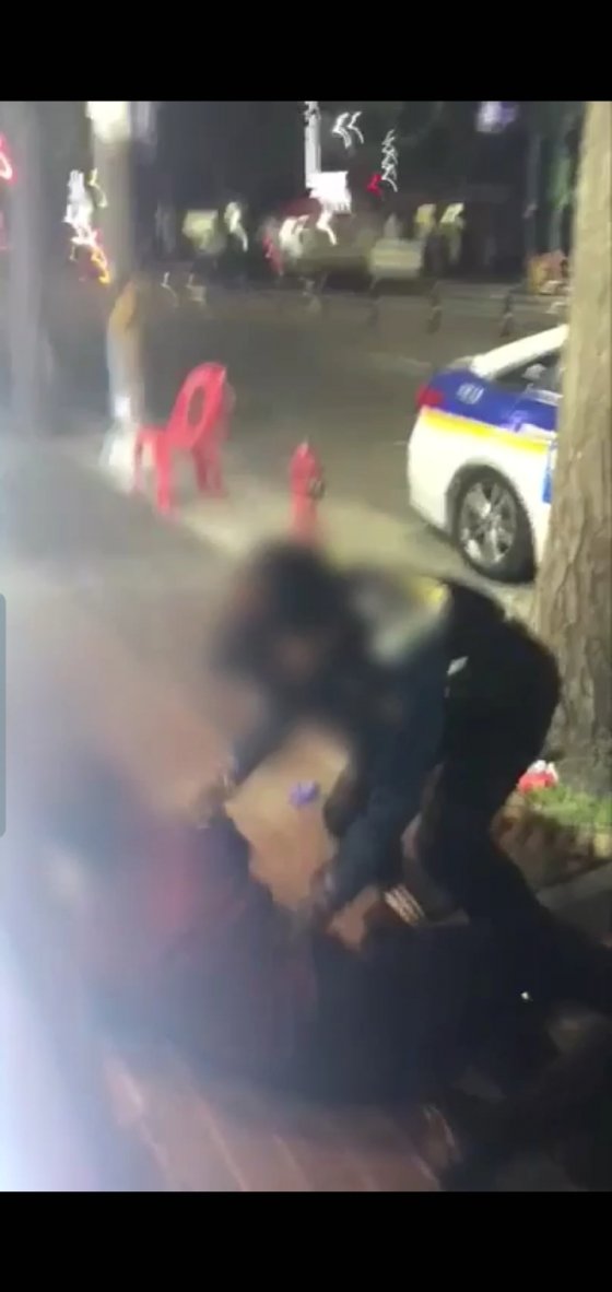 서울 구로경찰서가 17일 논란이 되고 있는 '대림동 경찰 폭행' 동영상 원본을 공개했다. (사진은 여경이 현장에서 피의자를 제압하는 장면) /사진=서울 구로경찰서 제공