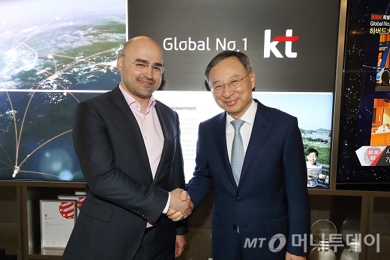 17일, 황창규 KT 회장(오른쪽)과 러시아 모바일텔레시스템즈(MTS)그룹 알렉세이 코르냐 CEO (왼쪽)가 기념 촬영을 하고 있다./사진제공=KT