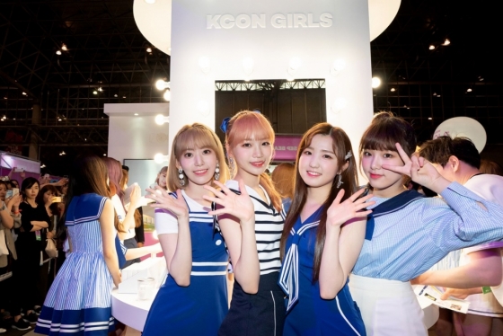 한일 합작 걸그룹으로 인기를 끌고 있는 '아이즈원'이 케이콘 스핀오프 브랜드 'KCON GIRLS' 부스를 방문했다. /사진=CJ ENM