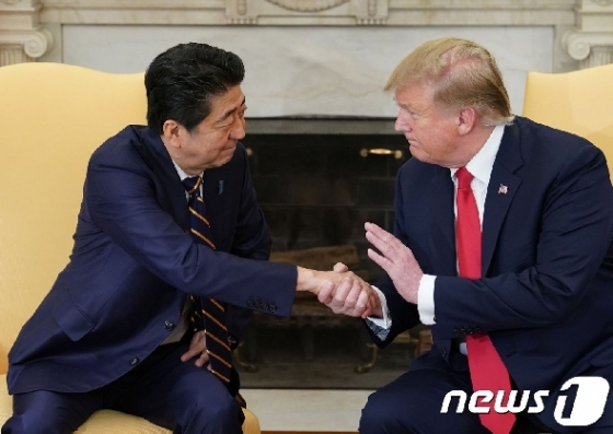 아베 신조 일본 총리(왼쪽)과 도널드 트럼프 미국 대통령 <자료사진> © AFP=뉴스1