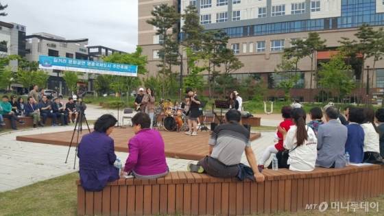 영종 주민축제에서 서울시 고교연합 밴드 '동그라미'가 공연을 펼치고 있다/사진제공=M터치