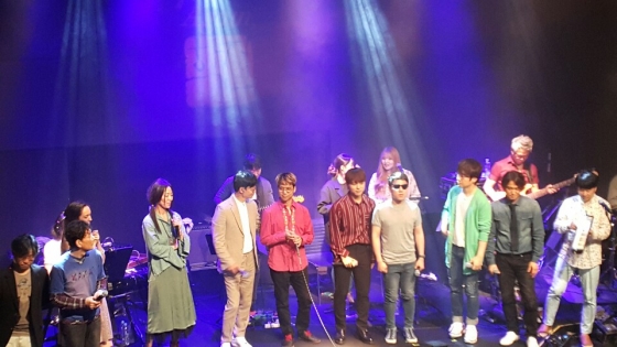 서울 학전블루에서 8주 동안 펼쳐진 'AGAIN 학전'의 5월19일 마지막 공연 모습. 김광석 다시부르기 팀과 가수들이 노래를 하고 있다.  