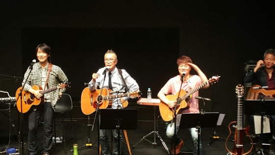 '어게인 학전' 콘서트 중 한동준과 동물원의 5월18일 공연 모습