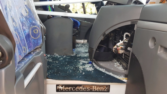 폭탄 폭발로 파손된 관광버스 차량의 내부. /사진=로이터