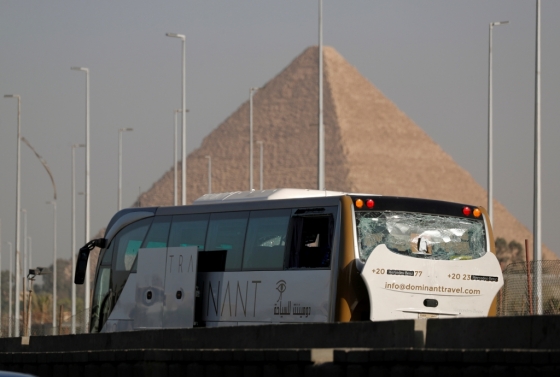 이집트의 대표적 관광지인 수도 카이로 인근 기자지역 피라미드 부근에서 폭탄이 터져 파손된 버스가 서 있다. /사진=로이터