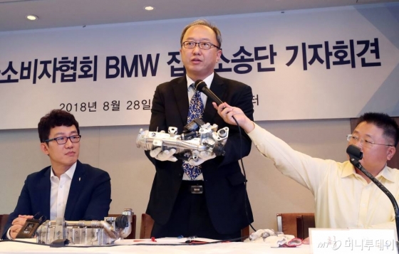 박성지 대전보건대 교수가 지난해 8월28일 오후 서울 중구 프레스센터에서 열린 '한국소비자협회 BMW 집단소송단 기자회견'에서 결함에 대해 설명하고 있다. BMW 디젤 승용차에서 화재가 계속 발생하자 BMW는 지난해 10월 전세계에서 해당 차량 160만여대를 리콜하기로 결정했다./사진=홍봉진 기자