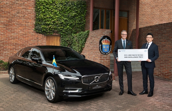 이윤모 볼보자동차코리아 대표(사진 오른쪽)가 주한 스웨덴 야콥 할그렌(Jakob Hallgren) 대사에게 차량 전달식을 가졌다./사진제공=볼보자동차코리아