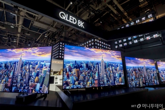 삼성전가 올해 초 미국 라스베이거스에서 열린 'CES(국제전자제품박람회)'에서 전시한 'QLED 8K TV'/사진제공=삼성전자