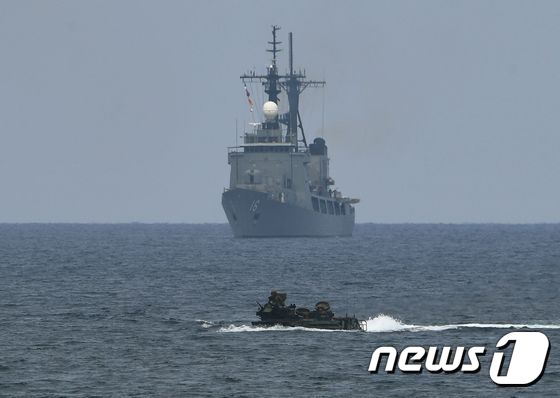 남중국해를 통과하는 군함(자료사진) © News1