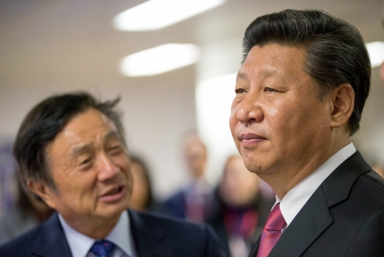 시진핑 중국 국가주석(오른쪽)과 이야기를 나누고 있는 런정페이 화웨이 회장. /사진=로이터
