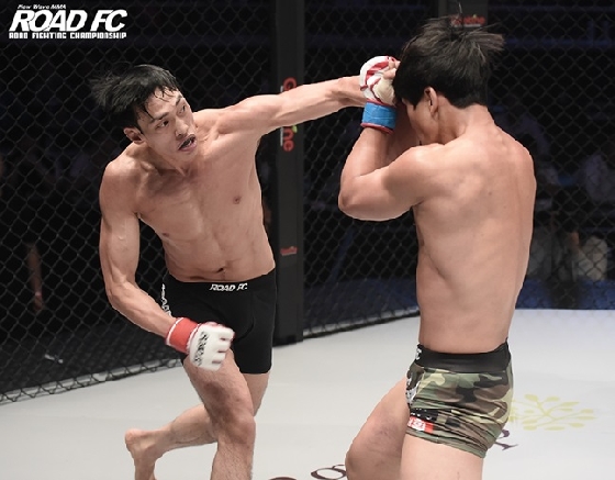 로드FC 데뷔전에서 TKO승을 따낸 윤태영(왼쪽). /사진=로드FC 제공<br>
<br>
