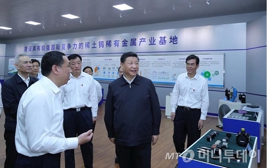 시진핑 중국 국가 주석이 20일 중국 장시성 간저우시에 위치한 한 희토류 업체를 방문했다./신화망 캡처  