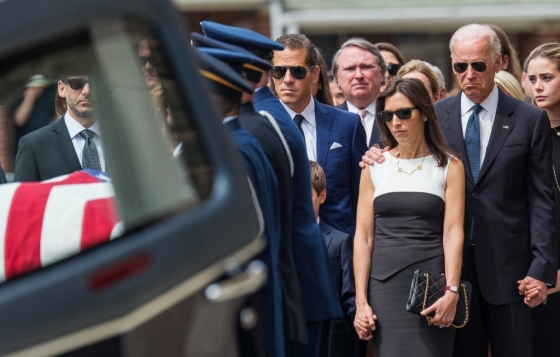 2015년 6월 조 바이든 전 미국 부통령의 장남 보 바이든의 장례식 모습.  바이든 전 부통령(앞줄 오른쪽부터)과 보 바이든의 아내였던 할리 바이든, 차남인 헌터 바이든 등이 참석했다. 할리 바이든과 헌터 바이든은 나중에 연인 관계로 발전했다. /사진=로이터<br><br>