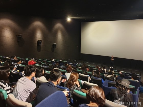 22일 저녁 서울 종로구 CGV대학로에서 열린 영화 '시민 노무현' 시사회에서 백재호 감독이 관객들과 이야기를 나누고 있다. /사진=이영민 기자