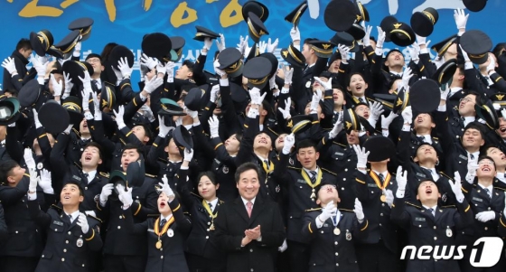 지난 3월12일 오후 충남 아산시 경찰대학교에서 열린 ‘2019년 경찰대학생·간부후보생 합동임용식’에서 초급 경찰간부들이 모자를 던지며 기뻐하고 있다. 2019.3.12/뉴스1 