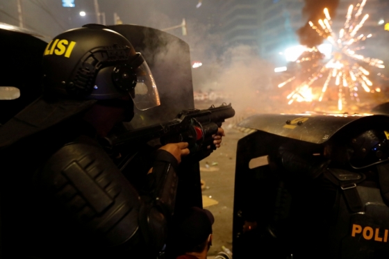 인도네시아 경찰이 시위대를 향해 최루탄을 발사하고 있다. /사진=로이터