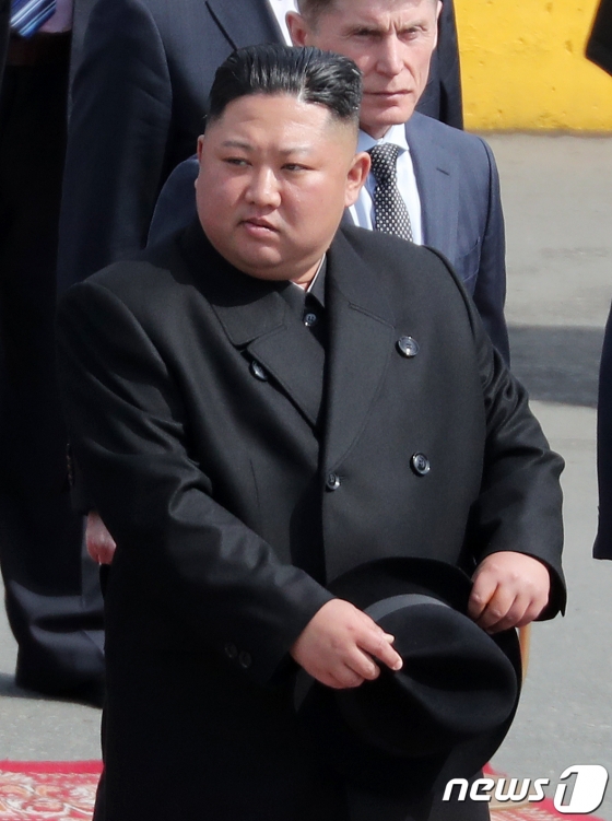 (블라디보스토크(러시아)=뉴스1) 이재명 기자 = 김정은 북한 국무위원장이 26일(현지시각) 오후 러시아 블라디보스토크역에 도착해 사열을 위해 모자를 손에 들고 있다. 2019.4.26/뉴스1  