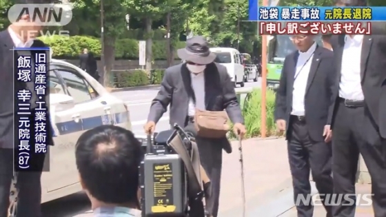 교통사고로 12명의 사상자를 낸 일본의 87세 고령 운전자가 지난 18일 경찰 조사를 받기 위해 도쿄에 위치한 경찰서로 향하고 있다.(NHK 영상) /사진=뉴시스