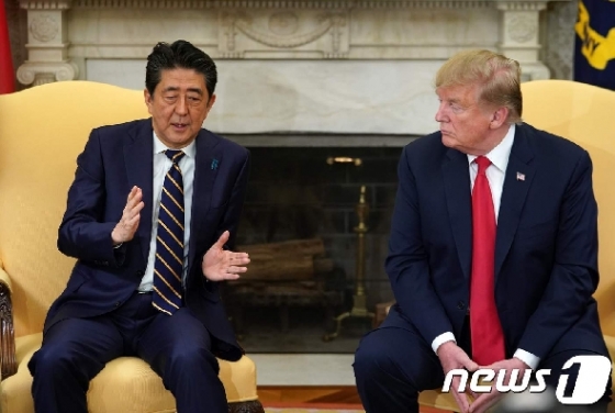 아베 신조 일본 총리(왼쪽)와 도널드 트럼프 미국 대통령 <자료사진> © AFP=뉴스1