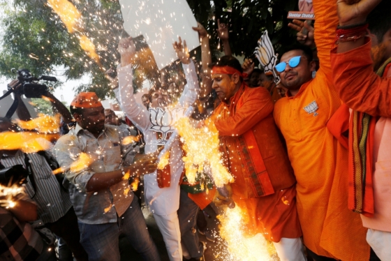 23일 인도 총선 개표가 진행되는 가운데 인도국민당(BJP)의 승리가 확실시 되고 있다. 사진은 인도 뉴델리에서 BJP 지지자들이 폭죽을 터트리며 승리를 자축하는 모습./사진=로이터.