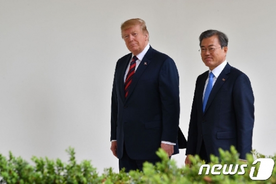 도널드 트럼프 미국 대통령(왼쪽)과 문재인 대통령 <자료사진> © AFP=뉴스1