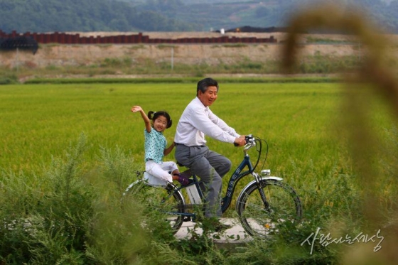 봉하마을에서 자전거를 타고 있는 노 전 대통령과 노서은양./사진=사람사는세상 노무현재단