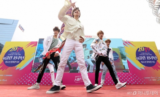 그룹 NCT DREAM이 25일 오후 서울 중구 청계광장에서 열린 너와 내가 함께 만드는 스마트 세상 '2019 u클린 청소년 문화콘서트'에서 멋진 무대를 선보이고 있다./사진=김휘선 기자