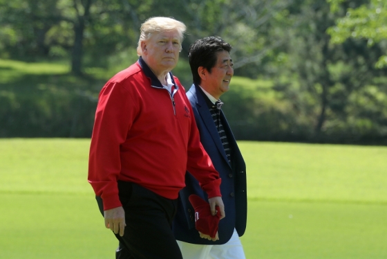 아베 신조 일본 총리(오른쪽)가 26일 일본 치바현의 한 골프장에 도착한 도널드 트럼프 미국 대통령을 반기고 있다. /사진=로이터