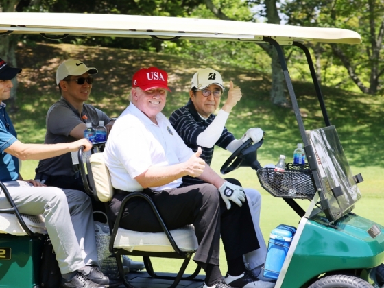 26일 직접 골프 카트를 운전 중인 아베 총리와 옆자리에 앉은 트럼프 대통령. /사진=AFP