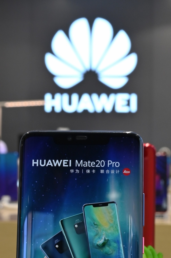 중국 상하이의 한 화웨이 매장에 전시된 화웨이의 최신 스마트폰 '메이트20 프로'. /사진=AFP
