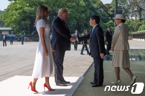 [사진] 나루히토 새 일왕과 악수하는 트럼프…외국 정상으론 처음
